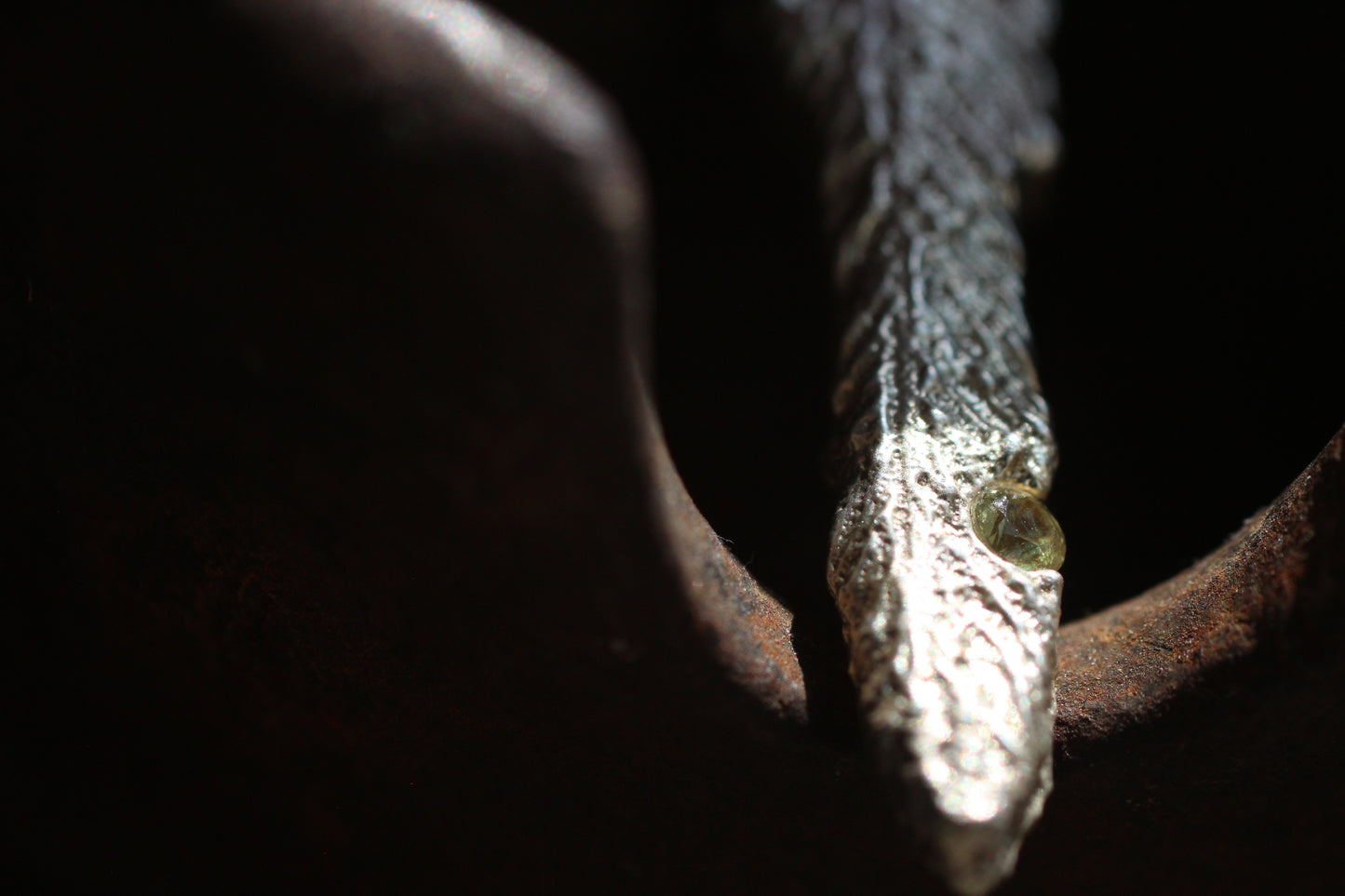 Kazekiri (風切り) Feather Pendant | Sapphire